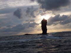 この日は風があって海が少し荒れているのと、雲が出ているので、僅かな時間になりますが、ということで、ロウソク岩観光です。
船長さんの絶妙なテクニックでうまい具合に夕日をロウソク岩のてっぺんにあわせていただけます。