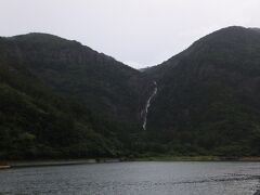 バスで西郷まで向かうことにしました。バスの時間まであったので、すこしぶらぶらしてみました。大きな滝が見えました。