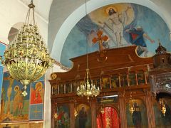 ヨルダンで、最初に訪れた場所は、モザイク都市マダバ。
マダバはイスラム教国家であるヨルダンの中では珍しいキリスト教徒が多数を占める町で、
その町の中央部にこの写真のSt.George(聖ジョージ)教会がある。

St.George教会はギリシア正教の教会で、ギリシア正教の特徴である聖像（イコン）を礼拝の対象としている。だから、祭壇の壁面や柱といった面には、色鮮やかなイエス像・マリア像が描かれていて、ちょっと賑やかな印象。
天井から吊り下げられた小さな香炉がイコンの前で揺れ、かすかに香が薫るのが印象的。