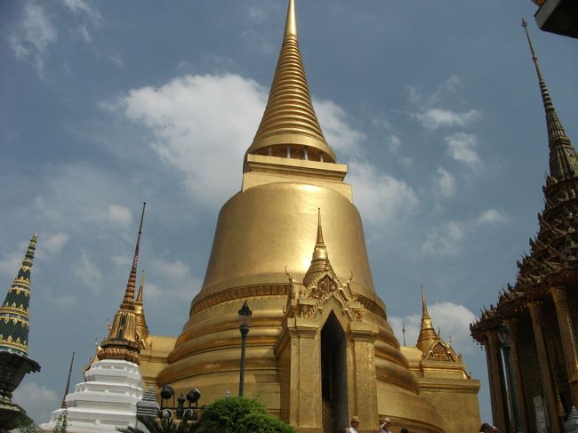 BTSサパーン・タークシン駅 → 船着き場 → 王宮近くの船着き場<br /><br />バンコク：ワット・プラケオ<br />入場料：500バーツ