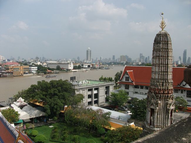 バンコク：ワット・アルン<br />入場料：50バーツ<br /><br />仏塔からチャオプラヤ川の眺め
