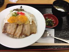 昼食は、伯方道の駅のレストランです。
焼き豚卵丼は絶品でした！