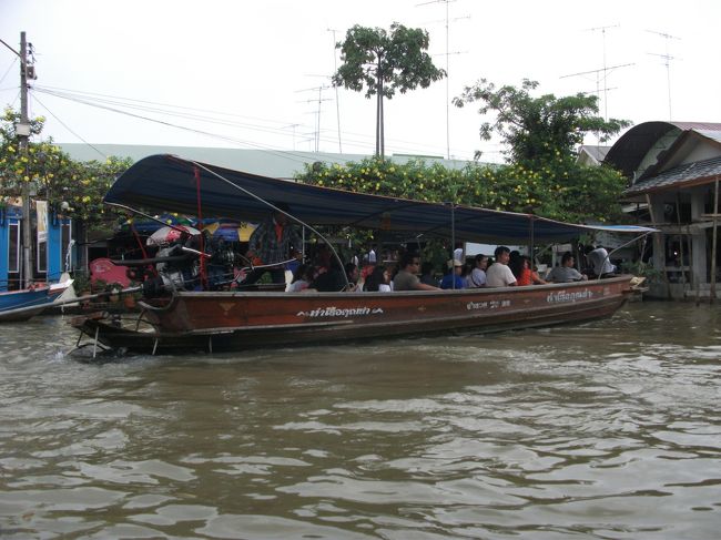 3日目：友達の友人も合流して、3人で観光<br />アヌサワリー・チャイ駅近くのバン乗り場からアムパワーへ向かう。<br /><br />サムットソンクラーム県アムパワー郡：アムパワー水上マーケット<br />雨季のため、川が増水している。<br />2時間、この辺りを一周するボートツアーへ出発。<br />時間があれば、洞窟やお寺に寄るツアーもあり。