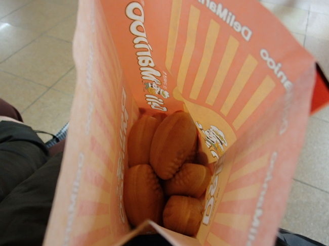 中身はこんな感じのひと口サイずのカステラです。<br />中にカスタードクリームが入っています。<br /><br />辛いものが多いので、こんな甘いお菓子が恋しくなるんです。