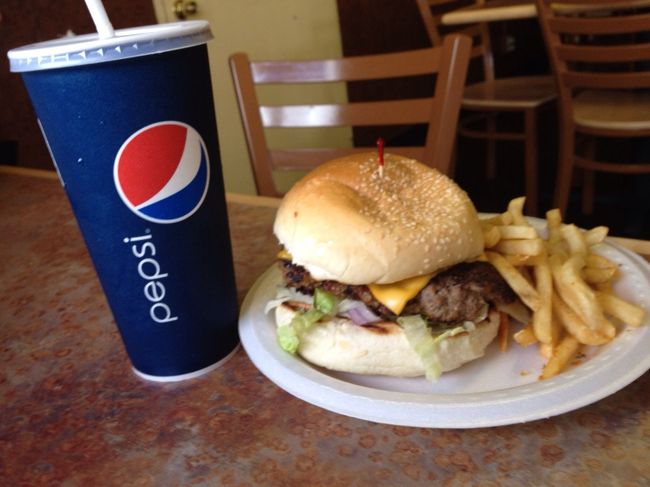 メスクラドスでハンバーガーをシェアしました！<br />ドリンクはすごく大きかった！<br />ハンバーガーかなり美味しかった☆