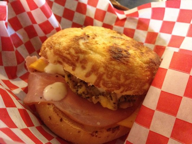 歩いて少し離れたところまで朝食を食べに行く予定でしたが遠すぎて途中で諦めました！<br />ホテル近くにあるお店に入りました(*^^*)