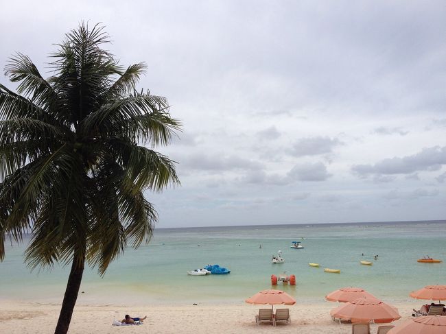 マイクロネシアモールにいき念願のuggかいにいきました(^^)<br />日本より1万は安く買えました＊<br />お土産も全部買いホテルへ戻り再びビーチへ☆