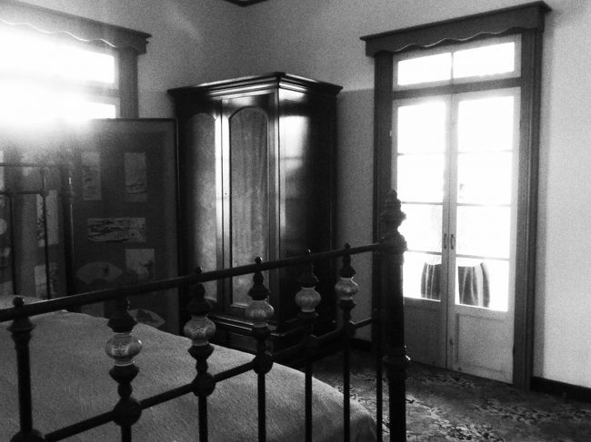 上の写真の部屋の中