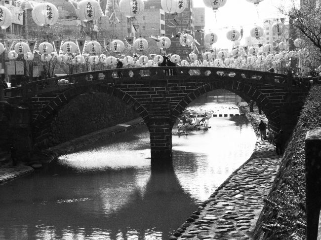 旅行に行く時決して「絶対ここに行きたい」と言わない友人が珍しく希望した「眼鏡橋」です。大概ごはんも場所も私が決めても何も言わないので嬉しい\(^o^)／<br /><br />道も路面電車降りてすぐから道案内板がありますので大丈夫でした。<br /><br />が、何故か眼鏡にはあまり見えませんでした…。<br />あっち行きこっち行きしたんですが(笑)<br />