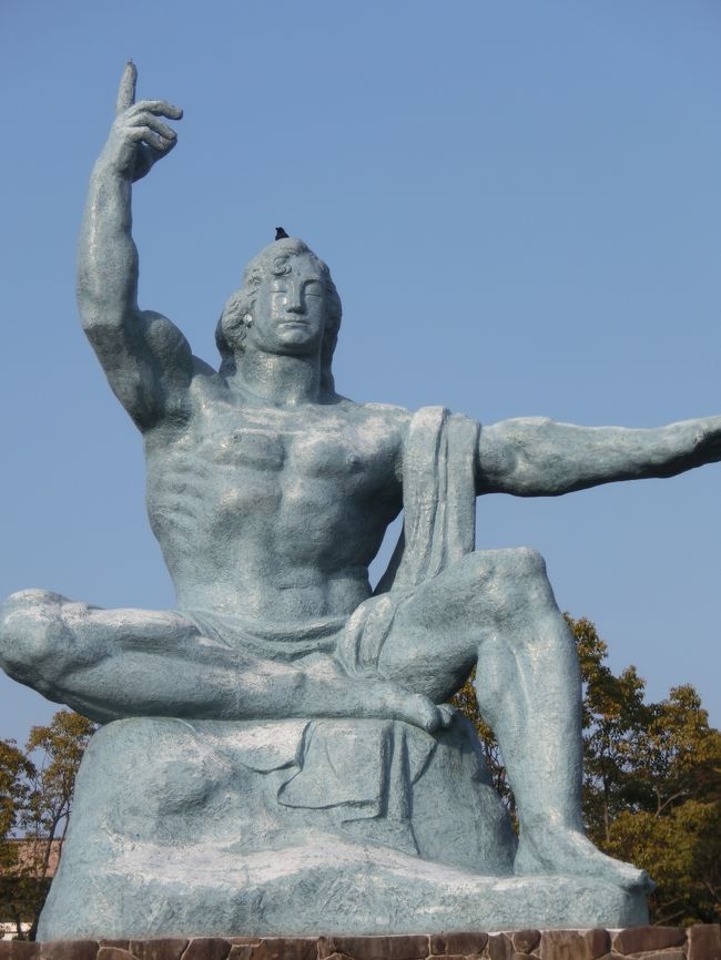 平和公園　平和祈念像<br />「右手は原爆、左手は平和、顔は冥福を祈る」だそうです<br /><br />当時、原爆で焼かれた方々は必至に「水」を求めたようです。<br />それでも油が浮いた水しかなく、仕方なくそれを飲んだと書いてありました。<br />それを書いたのは少女だそうです。<br />今では無料で出てくる水…<br />当時はそれさえなく苦しまれて亡くなられたと思うと胸が痛い。<br /><br />そのため広島もそうだったと思うのですが、公演には池と噴水があり被災者の冥福が祈られています。