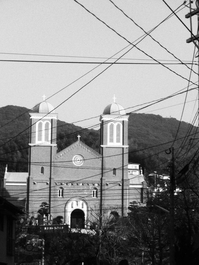 浦上天主堂<br /><br />平和公園に向かって右手の階段を下りて進むと到着です。<br />多分１５分くらいで付くんですが歩きすぎて足が痛い(T_T)<br /><br />浦上天主堂は教会内撮影禁止です<br />ステンドグラスが太陽の光を取り込んで内部はとても幻想的でした