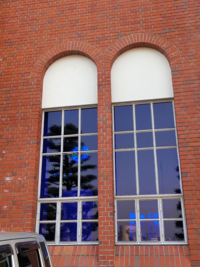 外から見るとステンドグラスは青色。<br />不思議です