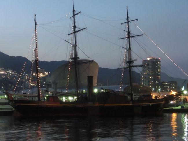 暗くなってきました<br />出島ワーフはカフェやジェラート店・ごはんやさん<br />色々そろってるし、ライトアップされ人も多いので<br />暗くなっても女性同士でも大丈夫そうです。<br /><br />ここの周囲も感じが良い整備された場所なので男性がいれば散歩もいいかも<br />(危険は感じなかったけど女性同士は居酒屋も多いのでおススメしません)