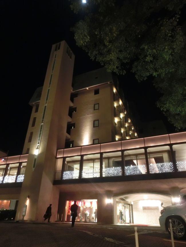 夜のグラバーヒルホテル<br /><br />さて次は本当の１００万ドルの夜景です<br />今日は昼に稲佐山の夜景を見に行くための無料送迎バスを<br />しっかり予約したのでバスを待ちます(*^^)v<br /><br />立って乗る人はいなかったし、多分座れるように乗車人数規制してるようです。<br />別に立って乗っても良い気がするんだけどなぁ。