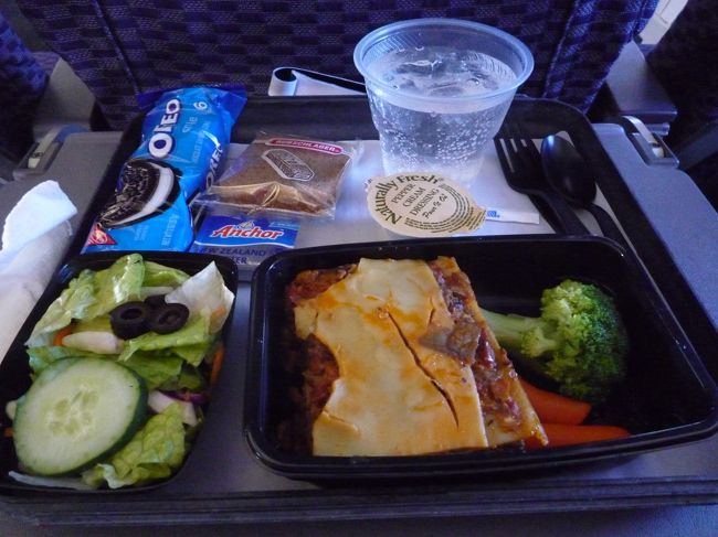 17時グアム発→20時05分関空着の飛行機で帰国しました☆<br />機内食はラザニアとチキンが選べました。<br />ラザニアを選びました。