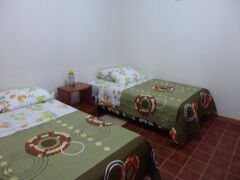 ガラパゴスの宿「La Casa De Piedra Lava House」
2泊で100.08ドル（税込、朝食付）
おばあさんが経営する小さな宿で、プエルトアヨラの街のことなど親切に説明してくれました。