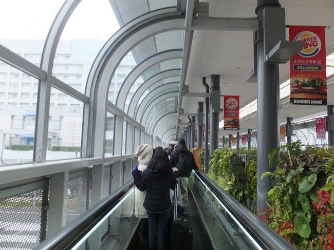 買い物が終わったらいよいよ第二ターミナルへ。関空駅を出ると、日航ホテル方面へと向かう。