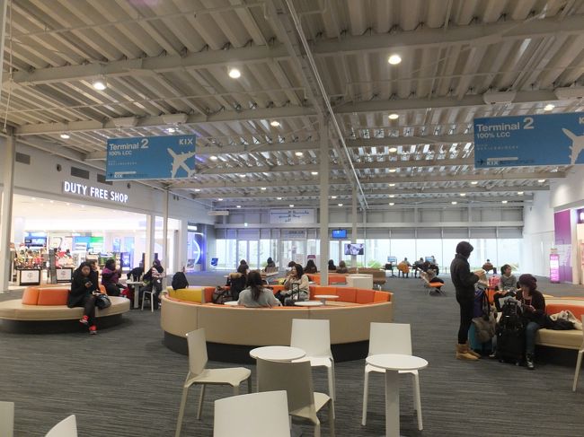 カウンターでバゲーシドロップを行い、出国手続きを終えて保安区域へ。