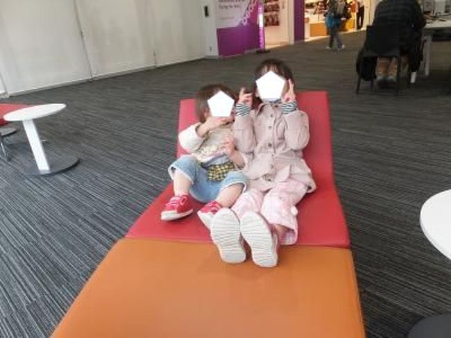 くつろぐ娘たち。二人共ピーチが大好きで楽しみにしている。