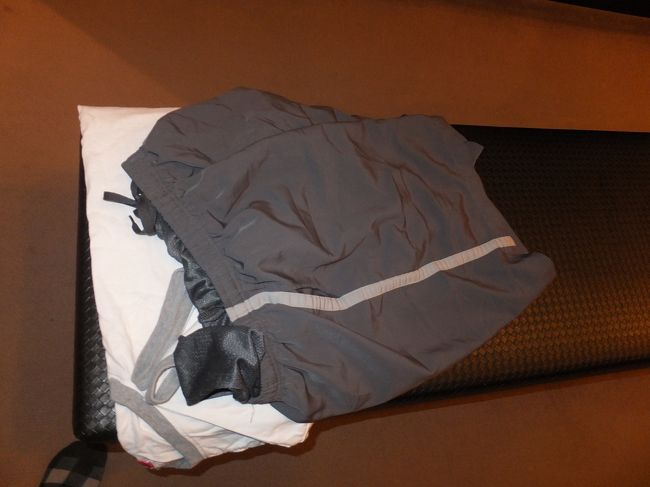 カウンターで料金を支払うと、このような着替えを渡される。そして男性は右側へ、女性は左側に進み、靴を靴箱にいれロッカーへ。