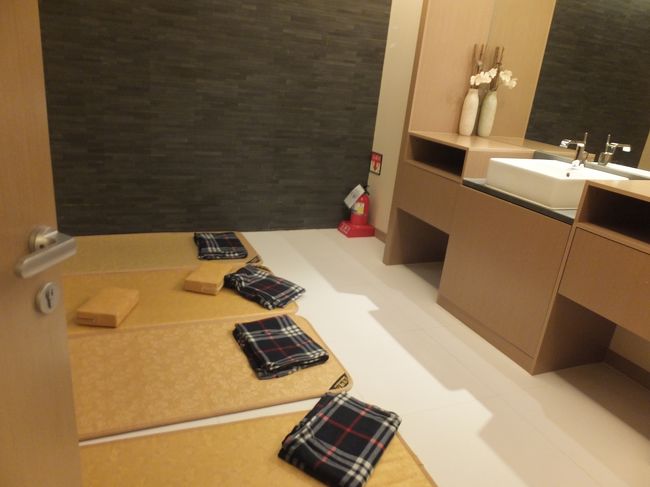 こちらは個室のファミリールーム。マットレスと毛布が用意されている。