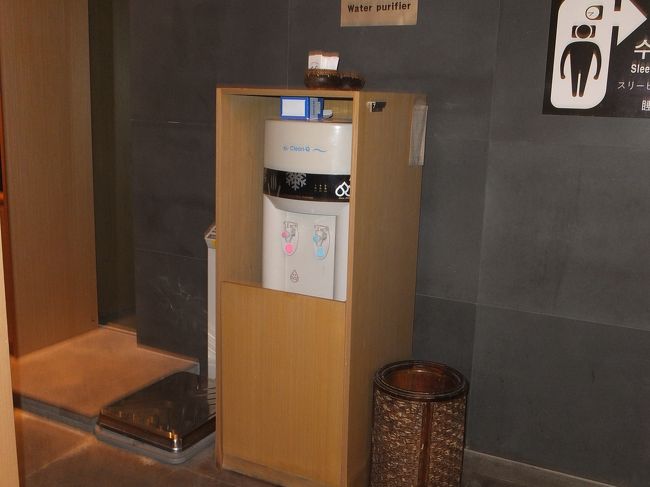 ロッカールームには水もある。