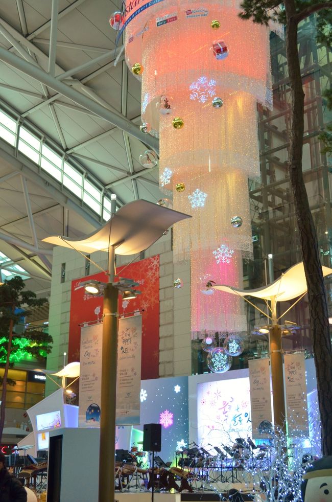 空港内はクリスマスカラー。