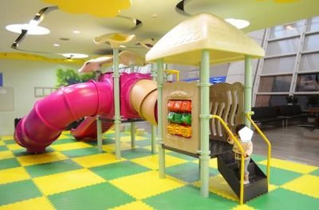 この空港はキッズスペースが本当に充実している。子連れにはとても助かる。