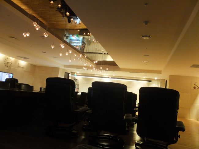 男女共用部。カップルであれば、中で合流することも可能だ。