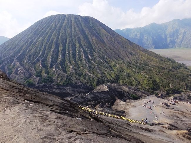 ブロモ山の隣のバトック山<br />2つの山の間に屋台がたくさんあり、ポカリスウェットが売られていた。スラバヤの空港のサークルKでも売られていたので、インドネシアではかなり需要があるのでしょうね。<br />帰りは外輪山の道路近くまで歩き、登り道路はバイク(Rp.20000)でホテルまで戻る。