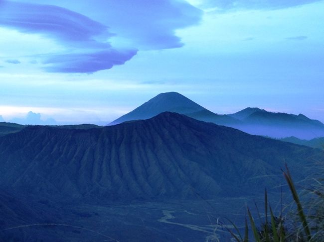 2日目(12/30)：4amに6人乗りのジープに乗り、ビューポイントがあるプナンジャカン山へ向かう。そこから、6am頃まで日の出観賞。<br />今回出発する前に天気予報を確認して、12/30しか日の出のチャンスがないとわかり、最初にブロモ山へ来て正解だった。少し雲がかかっていたけど、眺めは最高だった。インドネシアにも素晴らしい山々があり、機会があれば他の山を訪れてみたいと思った。<br /><br />写真：バトック山