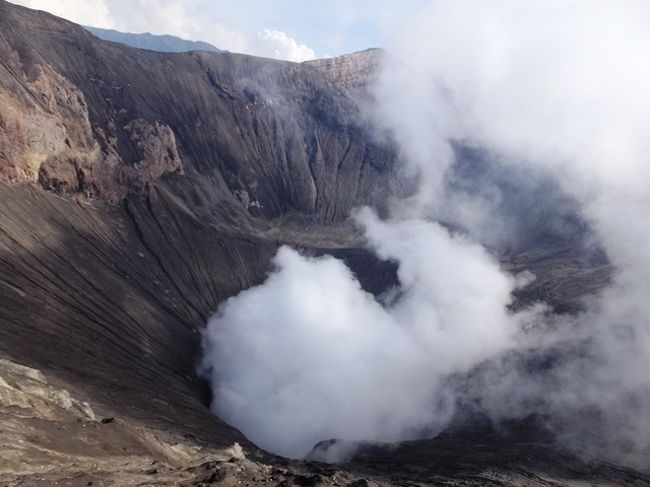 ヒンドゥー寺院の中を少し見てから、ブロモ山を登る(階段まで馬でも行ける)。頂上付近は硫黄の臭いがして、強風が吹いているため、気を付けて歩いた。マスクを忘れたため、スカーフをマスク代わりにした。強風が砂嵐の原因だが、人、馬、バイク、ジープが砂の上を通ると更に砂嵐となる。<br /><br />写真：ブロモ山の火口
