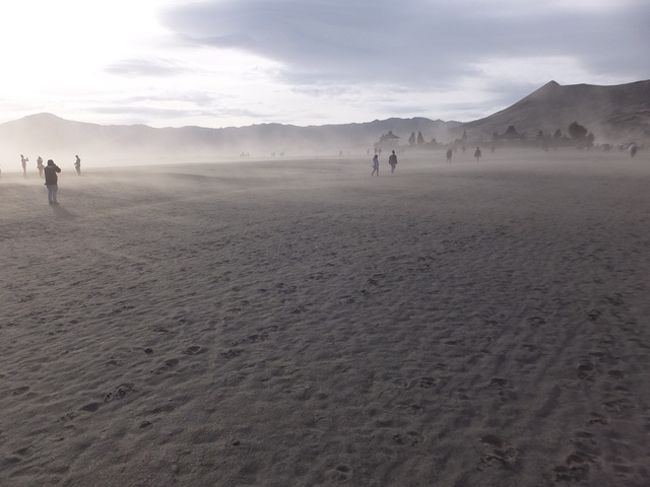 ブロモ山の周辺のクレータ<br />砂嵐で辺りが幻想的に見える。