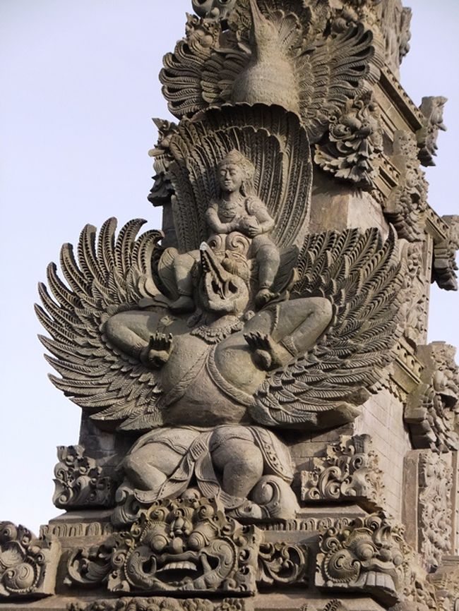 クレータにあるヒンドゥー寺院