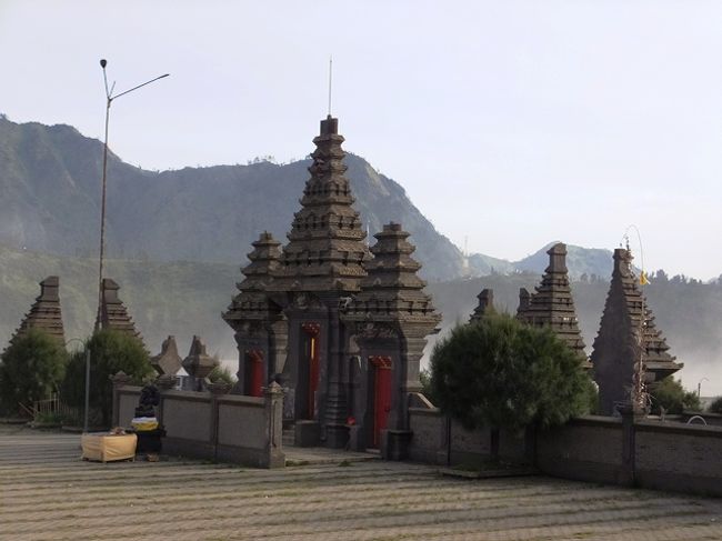 クレータにあるヒンドゥー寺院