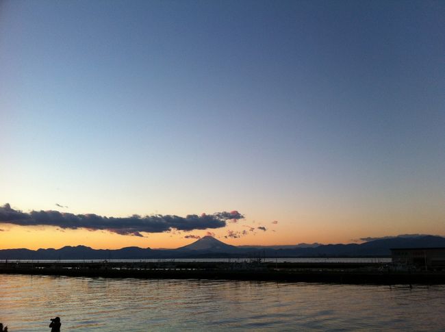 池袋から湘南新宿ライナーに乗って藤沢まで行き、小田急線の片瀬江ノ島に着いたのは、ちょうど日没時<br />駅から江ノ島へ向かっていた人たちが「あら、すごい夕焼け!」というような景色が広がっていました