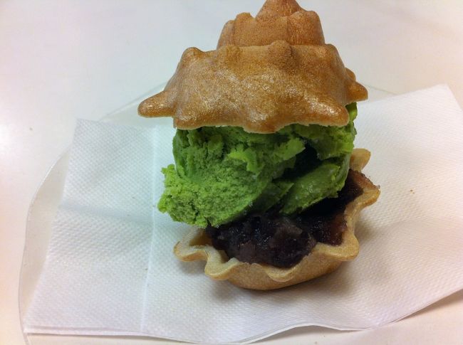 結局、水分補給をしなかったので、紀の国屋本店でアイス最中をいただきました。<br />さざえ型の皮の下に抹茶アイスとあんこが入っていて、200円<br />おばあちゃんにお茶までいただき、満足でございます