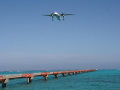 下地島空港〜♪ 
ちょうど着陸機がやってきました 
ANAｳｲﾝｸﾞｽ DHC8-400(JA842A) 