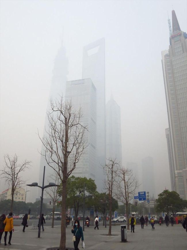 朝9時の浦東。<br /><br />この日の空気汚染、ひどかったです。<br /><br />