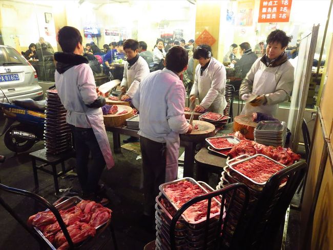 7時に到着して、番号札（おっさんが紙切れにちょちょいと手書きしたものだが）をゲット。人民に横入りされないよう、おやじの近くにスタンバって番号を呼ばれるまでひたすら待ちます。<br /><br />店頭では、羊肉切ってます。