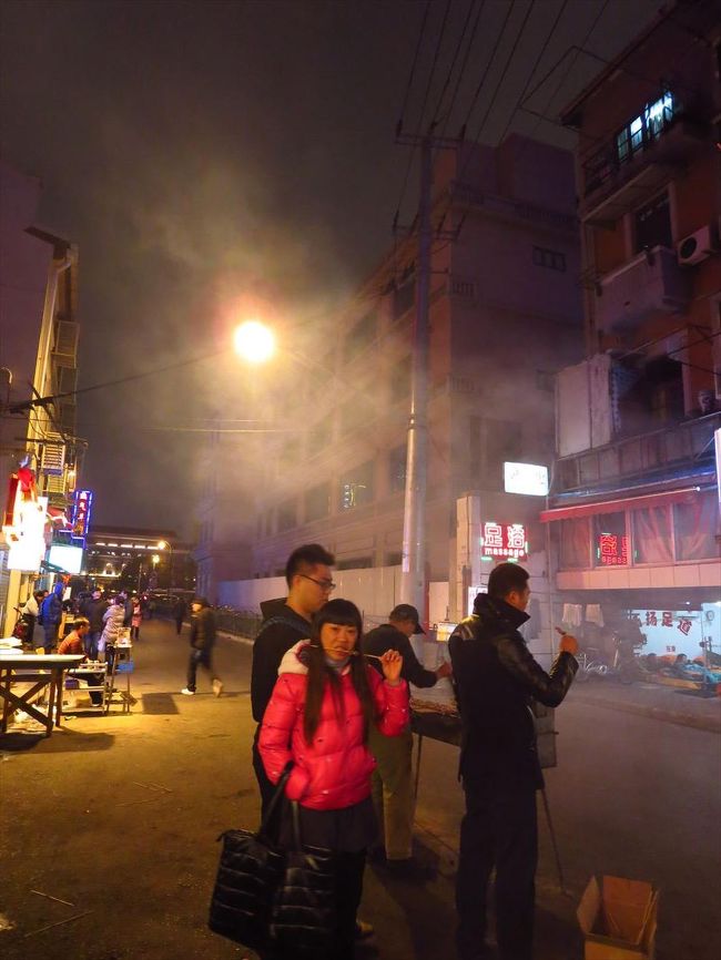 でもそのそばで、待ちきれない人民たちが串焼きに手を伸ばしていました。おいしそうですけど、火鍋をおいしく食べるために我慢です。