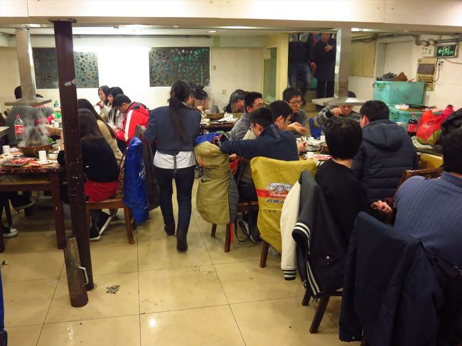 待つこと20分、そんなに待つことなく入れました。<br /><br />通されたのは地下…？<br /><br />このお店、どう考えても違法建築っぽいのだが、火災とか起きたらどうなっちゃうんだろうか。