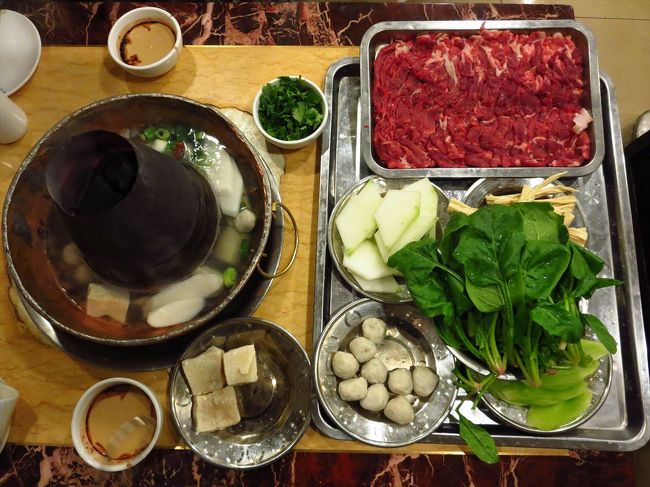 肉も入れて全体図を撮ってみました。<br /><br />ポン吉先生の、旅行オモシロ体験談を聞きながら、おいしい羊肉火鍋を食べて、大満足…というか食べ過ぎて胃がもたれました…笑