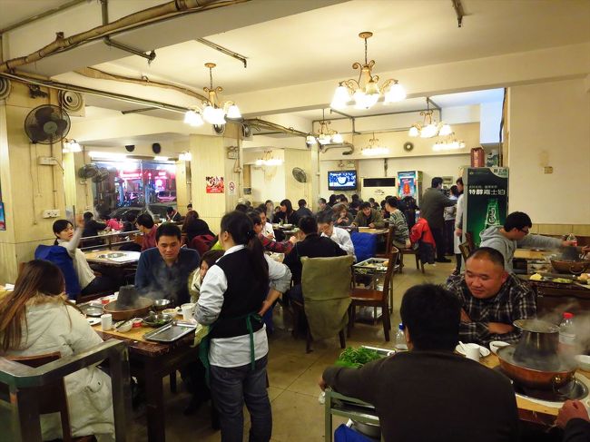 9時ごろ食事を終えて、外へ。<br /><br />1階の席はこんな感じ。