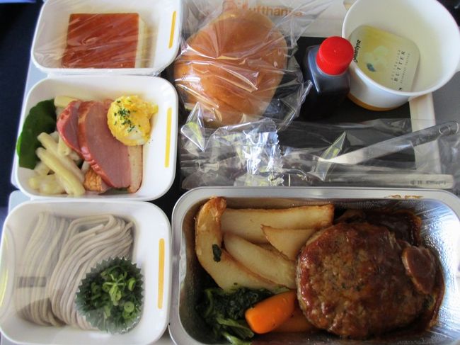 朝は食欲が無くて、ヨーグルトしか食べて来なかったので、本当ならお腹が空いてるはずなんですが、先ほどのプレッツェルも半分ほどしか食べれず。。。<br />やっぱり、かなり緊張してたんですね、私。<br />ということで、引き続き出てきた機内食も美味しかったのですが、お蕎麦は完食したものの、ハンバーグは半分ほどしか食べられませんでした>_<<br />赤ワインも残しちゃいました。。。