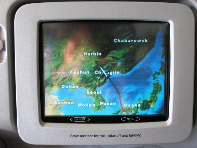 ぐんぐん北上してます。<br />昼便だったので、ずーっと起きてるものかと思ってましたが、照明が落とされたので皆さんお休みモード。<br />私は、窓際の席に移動し、横の２席を使って、足を伸ばさせてもらいました〜快適♪<br />これで、リンパ浮腫の心配もあまりなくなりました。<br />クリスマスには少し早かったですが、これもサンタさんの贈り物だと思います^^<br />最初に予約していた１つ後ろの席ですが、私が前に変更したことで、そちらの方も３席を独り占めできて、お互いにラッキー(笑)<br />実は、搭乗時、機内持込荷物がどうしても持ち上げられなくて困っていたところ、この女性が上の棚に乗せてくれたんです。<br />フランクフルトで同じように乗り継いでいたので、ヨーロッパ圏の人だとは思うんですけど、金髪のきれいな女性で、私にはマリア様に見えました☆