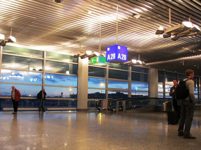 結局、飛行機を降りてからこの搭乗口にたどり着くまで、1時間ほどかかりました。<br />30分前に搭乗口に着いていなくちゃいけないので、1時間40分だとやっぱりギリギリですね^_^;<br />それにしても、何で遅れてるんだろう。。。英語で質問なんて無理な私は、じっと待つのみ(笑)