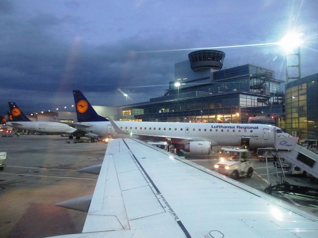 当初の搭乗時刻になっても当然アナウンスはなく、ボードに書いてある16:50が離陸時間なのか、搭乗時刻なのかそれもわからないまま、ひたすら待っていた私。<br />結局、16:40ぐらいに搭乗開始。<br />1時間のフライトなので、窓際の席を指定。<br />隣はドイツ人の父子でした。