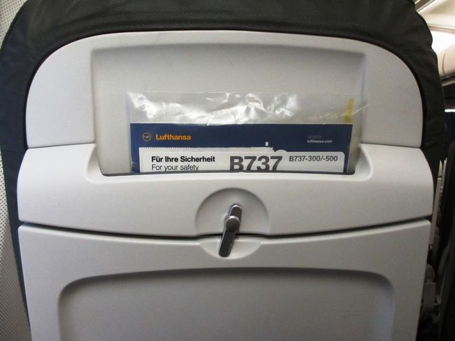 前後の席もいっぱい空いてたので、そちらに移れば良かったけど、あっという間に離陸だったので、そんな暇も無く。。。