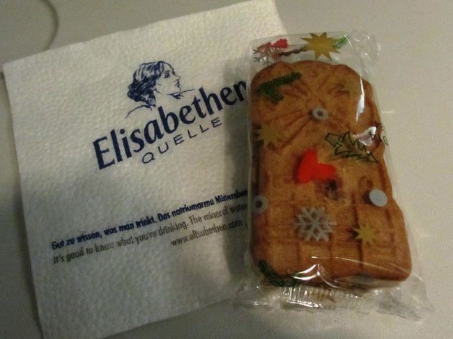 お菓子のサービスが回ってきてました(^^ゞ<br />前の席が空席だったので、そこから手が伸びてきてビックリ(笑)<br />私があまりに気付かなかったので、男性CAさんが前に回ってきてくれたのでした。<br />多分、英語で声をかけられてたのかもしれないけど、外国語ってビックリするぐらい耳に入らないんですよね(笑)